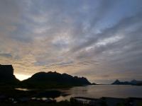 Leuchtende Wolkenbahnen am abendlichen Himmel bei Kråkberget - Vesterålen